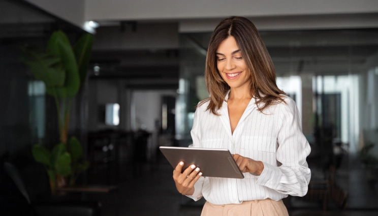 Девушка оплачивает